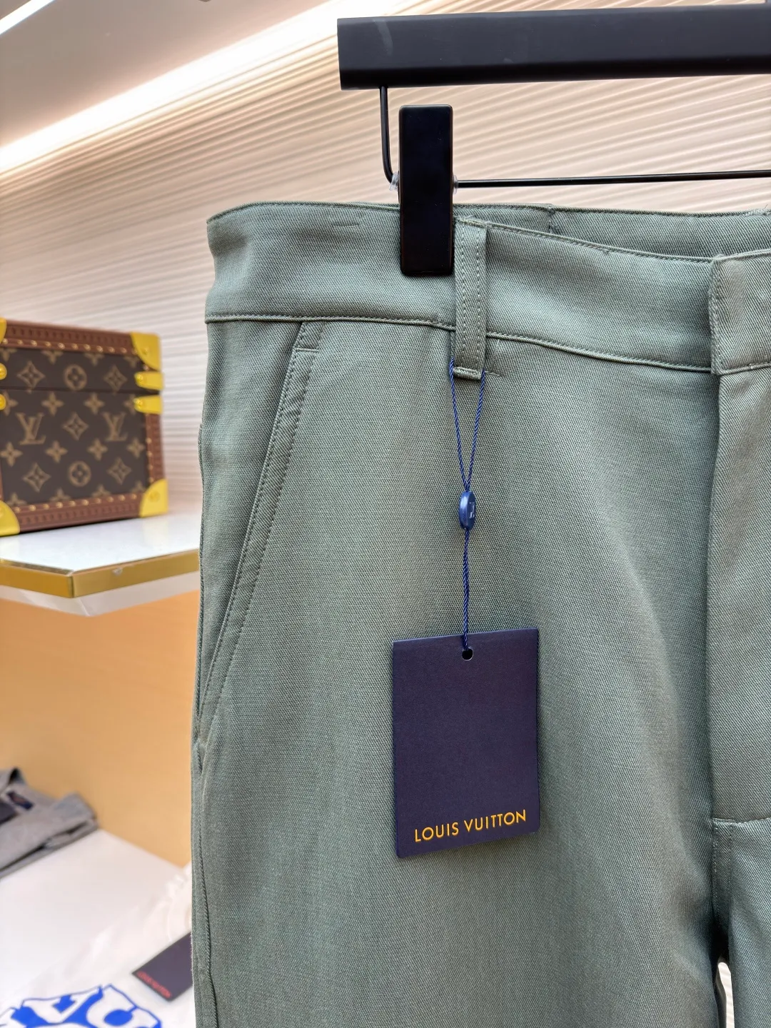 LOUIS VUITTON linen patch pocket overalls ●Original version: Purchased and developed at 13450 ●Item number: 1682125-A75 ●Fabric: linen fabric ●Technology: patch production ●Color: green ●Version: fitted version ●Weight: about 570 grams ●Size: S-M-L-XL ●Description: This overall is made of light linen canvas with a simple silhouette and is made of nubuck Damier The label on the back expresses the brand's style. It can be paired with the same work jacket to create a modern look, making it an everyday fashion choice in summer. Relaxed fit 100% linen Italian pockets Back patch pockets Nubuck label. The overall wiring is straight and delicate, the fabric is comfortable and soft, and the color is consistent without color difference. It can be matched with the same style to create a fashionable look and control various occasions. Customized accessories, complete with three standards, same style for men and women!